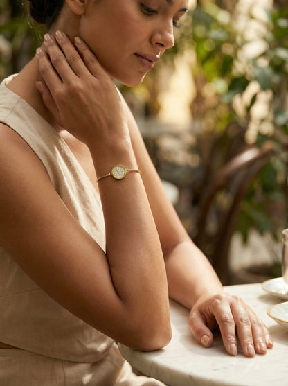 سوار دائري مُزين بالكامل بالألماس بطرق الصياغة الدقيقة من ذهب عيار 24